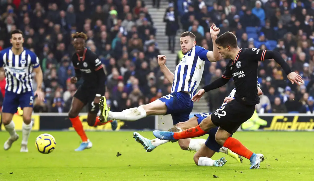 Gelandang Chelsea, Christian Pulisic, melepaskan tendangan saat melawan Brighton and Hove Albion pada laga Premier League di Stadion AMEX, Rabu (1/1/2020). Kedua tim bermain imbang 1-1. (AP/(Gareth Fuller)