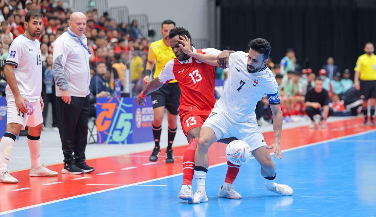 Hingga peluit panjang dibunyikan skor imbang 1-1 tidak berubah. Tampak dalam foto, pemain Timnas Futsal Indonesia, Wendy Brian Lindrey (no 13) saat bertanding melawan Irak pada laga penyisihan Grup A Piala Asia Futsal 2026 di Indonesia Arena, Kompleks Gelora Bung Karno, Senayan, Jakarta, Sabtu (31/1/2026). (Bola.com/Bagaskara Lazuardi)