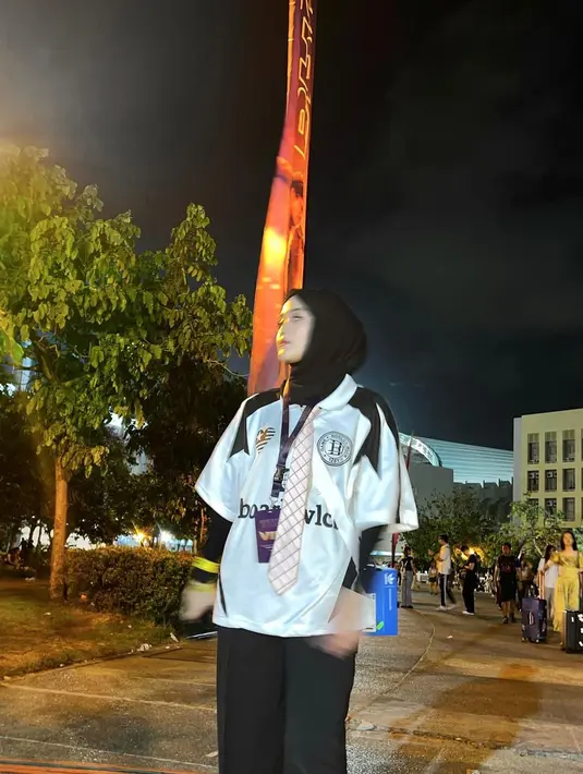 Ia juga menambahkan dasi untuk memaksimalkan gayanya. [Foto: Instagram/ Putri Delina]