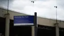 Sebuah tanda jalan bertuliskan "King Pele Avenue" digambarkan di luar stadion Maracana di Rio de Janeiro, Brasil pada 4 Januari 2023. Balai Kota Rio de Janeiro secara resmi menamai jalan yang mengelilingi stadion Maracana Avenue Rei Pele (King Pele). (MAURO PIMENTEL/AFP)