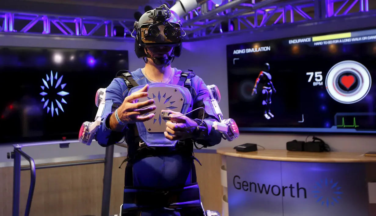 Seorang relawan menggunakan kostum Genworth R70i Aging Experience di Liberty Science Center di Jersey City , New Jersey, (5/4).Biasanya bila kita menggunakan kostum robot kita akan menjadi kuat, kostum ini malah sebaliknya. (REUTERS / Shannon Stapleton)