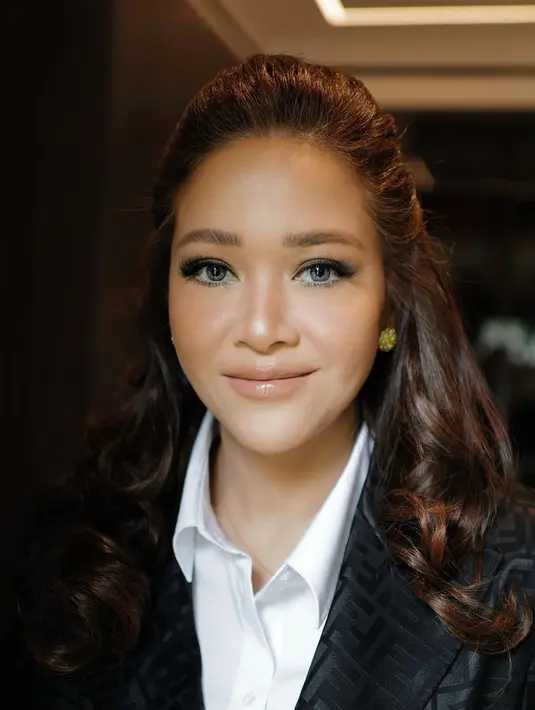 Setelahnya, Maia Estianty menyemangati kaum hawa untuk tidak lelah berkarya, mengejar cinta dan cita-cita. “Temukan pasangan yang menginspirasimu, yang bisa mendukungmu untuk menjadi sosok yang lebih baik di kehidupan,” tulisnya. “Yang mandiri juga, memegang prinsip integritas, punya visi dan misi yang jelas, tegas tapi lembut memperlakukanmu. Yang tidak manja, apalagi baperan,” Maia Estianty mengakhiri. (Foto: Dok. Instagram @maiaestiantyreal)