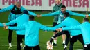 Gelandang Villarreal Etienne Capoue (kiri) dan rekan setimnya, Arnaut Danjuma menghadiri sesi latihan di Ciudad Deportiva Villarreal di Vila-Real, Senin (22/11/2021). Villarreal bakal menjamu Manchester United dalam lanjutan Liga Champions, Selasa (23/11) waktu setempat. (JOSE JORDAN / AFP)