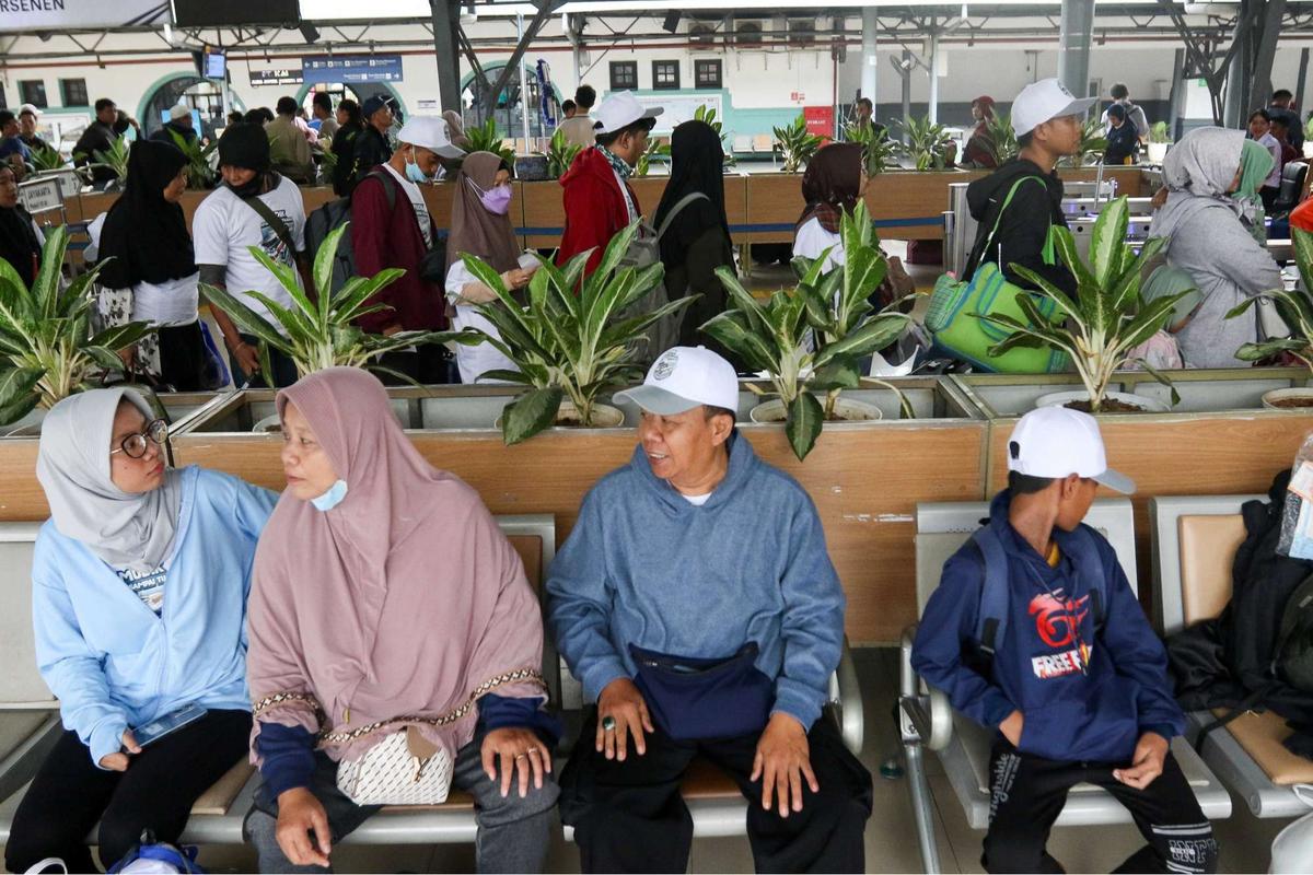 Stasiun Pasar Senen dipadati pemudik jelang Lebaran 2025