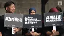 Aktivis Walhi berjalan sambil membawa tulisan mengampanyekan pengurangan penggunaan plastik di kawasan Bundaran Hotel Indonesia, Jakarta, Minggu (6/3). Mereka mengajak masyarakat mengurangi penggunaan plastik. (Liputan6.com/Helmi Fithriansyah)