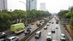 Kendaraan melintasi Tol JORR di kawasan Jakarta Selatan, Selasa (8/10/2019). Kepala Badan Pengatur Jalan Tol (BPJT) Kementerian PUPR Danang Parikesit menegaskan ada 21 ruas tol yang akan mengalami kenaikan tarif. (Liputan6.com/Immanuel Antonius)