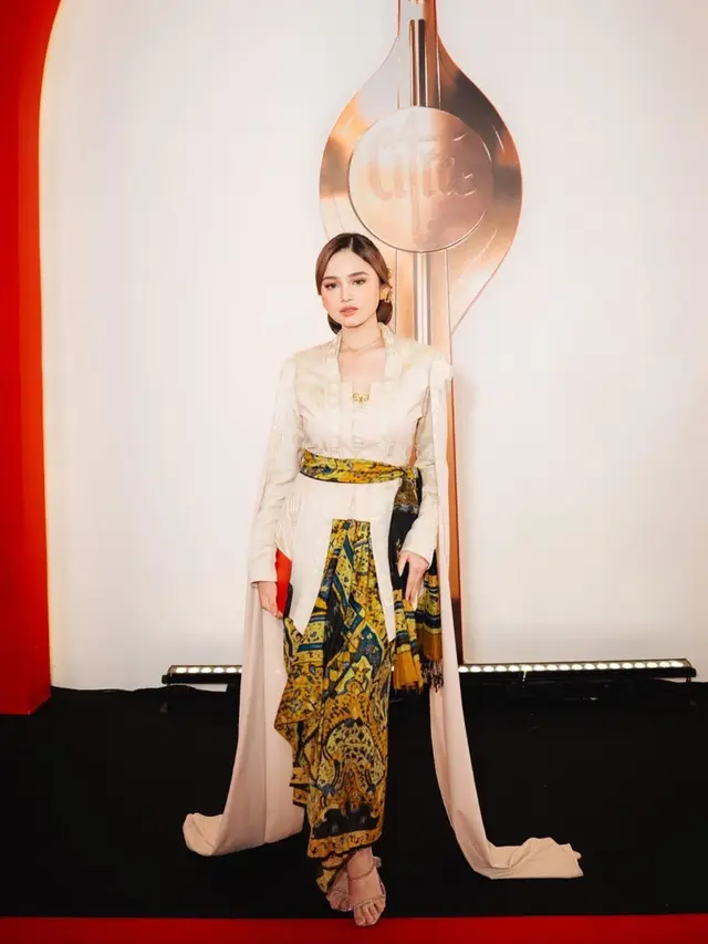 Potret Syifa Hadju Pakai Batik dan Kebaya, Masuk Nominasi Wanita Tercantik di Dunia/  Instagram @syifahadju