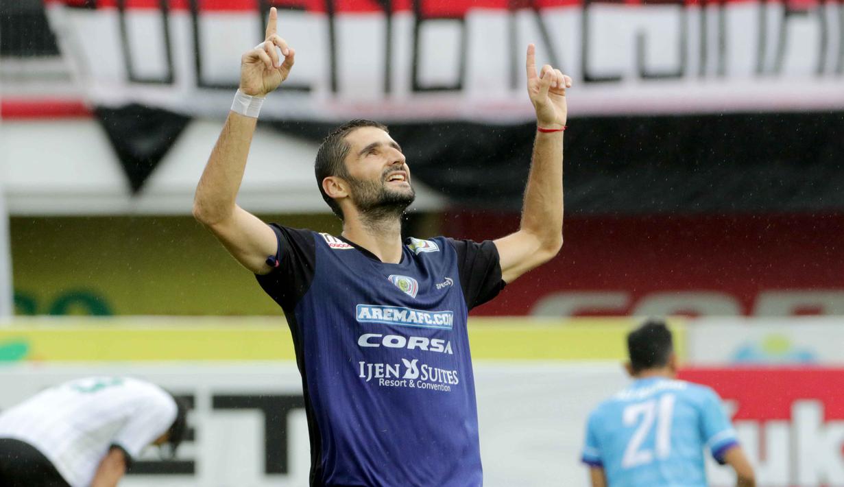 Pemain Arema Crinus, Srdjan Lopicic, merayakan gol yang dicetaknya ke gawang PSS Sleman pada laga Bali Island Cup 2016 di Stadion Kapten I Wayan Dipta, Bali, Minggu (21/2/2016). (Bola.com/Peksi Cahyo)