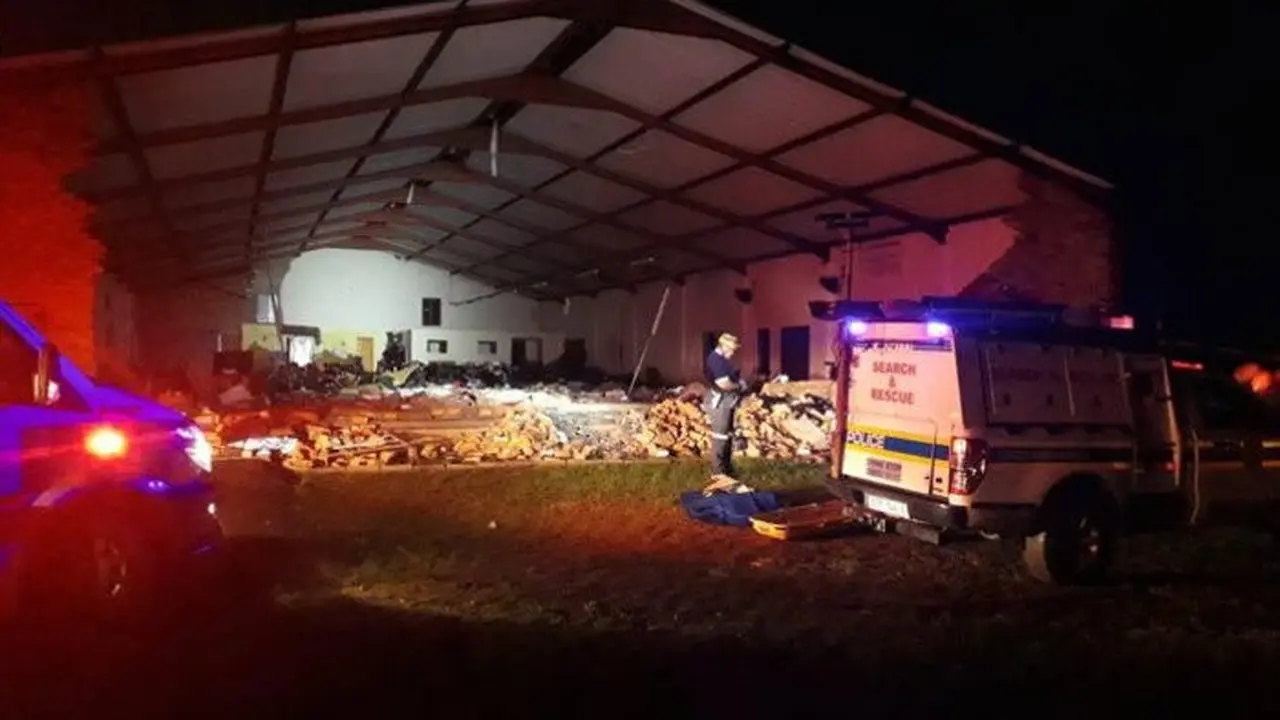 Gereja Pantekosta Empangeni rubuh. Insiden nahas ini menewaskan 13 jemaat yang sedang melaksanakan kebaktian Paskah (Sumber: The South African Muslim Network, twitter.com/@SAMNET786)