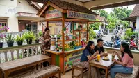 8 Ide Usaha Kecil di Teras Rumah Plus Tempat Nongkrong Sederhana yang Menarik