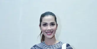 Presenter dan artis Nadia Mulya tengah persiapan untuk kelahiran anak ketiganya. Meski usia kandungan telah memasuki sembilan bulan, ia masih tetap beraktivitas seperti biasa. (Adrian Putra/Bintang.com)