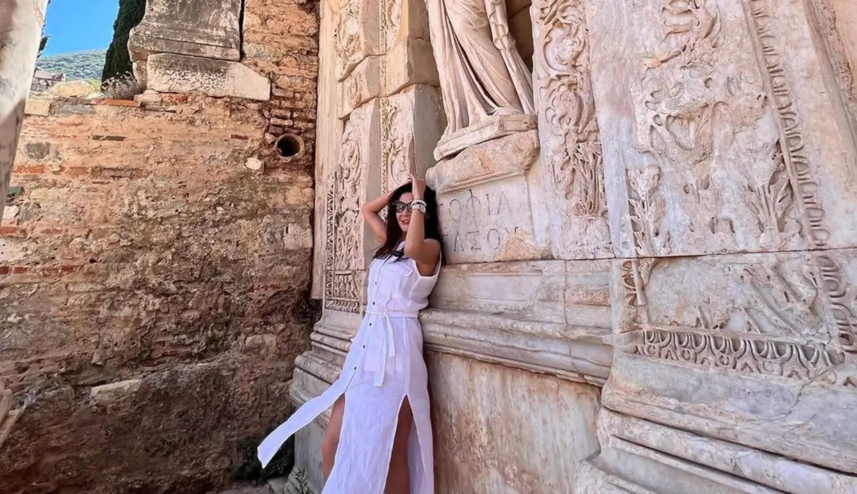 Sebagai negara yang memiliki banyak destinasi wisata alam, Turki juga memiliki kawasan wisata historis seperti Kota Kuno Ephesus. Jalan-jalan di Kota Kuno akan menemukan berbagai bangunan bersejarah yang menarik untuk menjadi spot foto. (Liputan6.com/IG/@tamarableszynskiofficial)