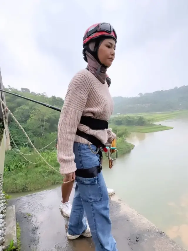 Dara Arafah Jajal Bungee Jumping