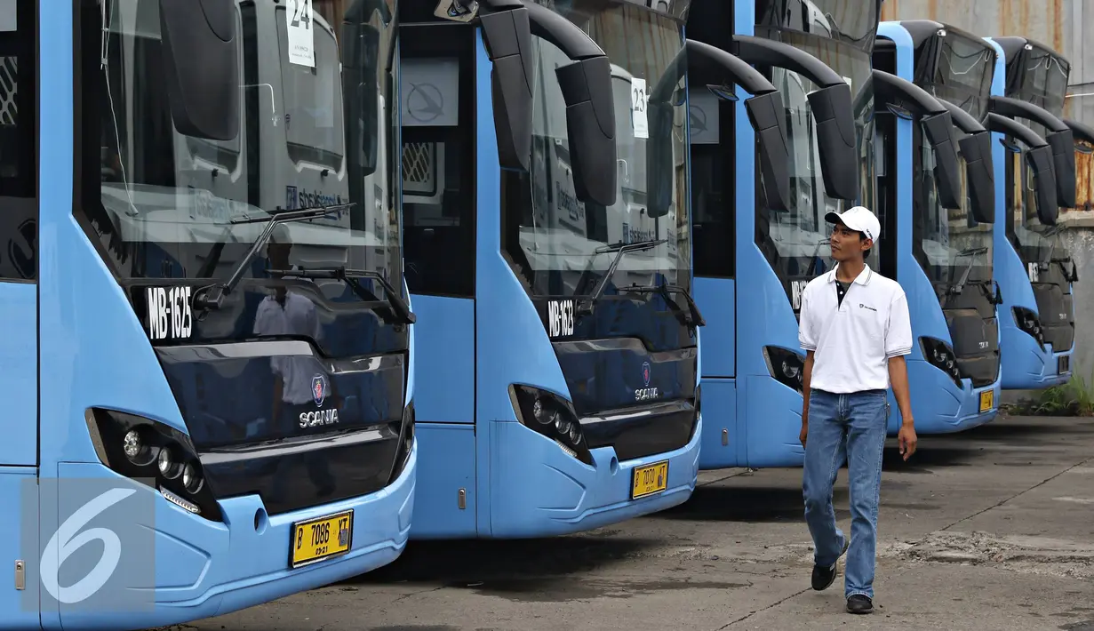 Petugas mengecek kondisi bus gandeng yang siap dioperasikan di Pul PT Mayasari Bakti, Klender, Jakarta Timur, Selasa (26/4). PT Mayasari Bakti mengoperasikan sebanyak 51 bus gandeng untuk mendukung PT Transjakarta. (Liputan6.com/Immanuel Antonius)