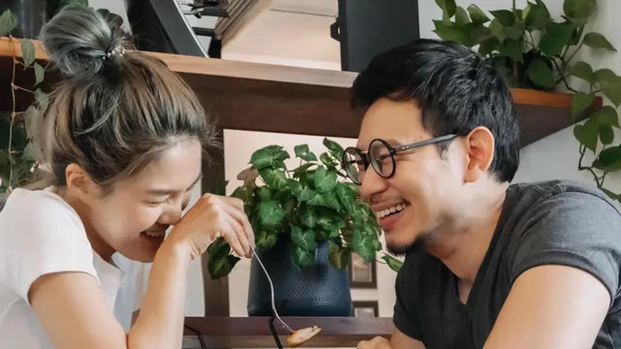 7 Tanda Seseorang Jatuh Cinta Padamu dari Bahasa Tubuhnya