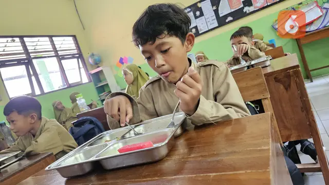 Murid-murid SD Muhammadiyah Sleman menunjukkan antusiasme tinggi menikmati makan bergizi dalam program yang tidak hanya memperkenalkan nutrisi sehat, tapi juga mengajarkan pentingnya peduli lingkungan (Foto: Aditya Eka Prawira/Liputan6.com)