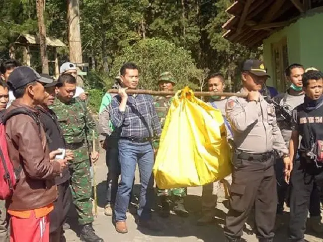 Ada tasbih ditemukan dekat tengkorak perempuan yang ditemukan di Gunung Ciremai dengan ketinggian 2.500 mdpl. (Liputan6.com/Panji Prayitno)