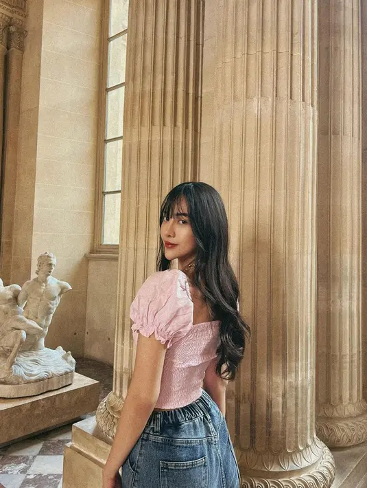 Dalam potret yang diunggah, artis 26 tahun itu selalu tampil dengan gaya pakaian yang fashionable. Anya tampil manis dengan atasan berwarna merah muda memadukan atasan celana jeans boyfriend berwarna biru tua. (Instagram/anyageraldine)