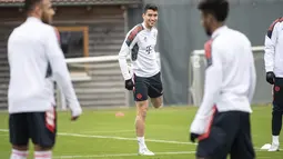 Gelandang Bayern Munchen Marc Roca melakukan latihan terakhir di lapangan klub sebelum pertandingan grup Liga Champions, Munich, Senin (22/11/2021). Partai Liga Champions antara Dynamo Kyiv vs Bayern akan digelar di NSC Olympiyksyi pada Rabu (24/11) dinihari WIB.  (Matthias Balk/dpa via AP)