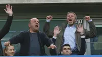 Pemilik Chelsea, Roman Abramovic (kanan) merayakan keberhasilan timnya menjuarai Liga Premier Inggris musim 2014/15. (Reuters/John Sibley)