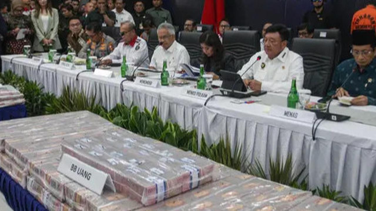 Bersama Sejumlah Menteri, Menko Polkam Budi Gunawan Tunjukkan Tumpukan Uang Hasil Operasi Pemberantasan Judi Online