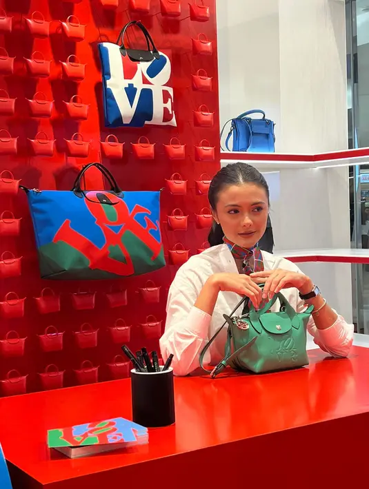 Kolaborasi penuh makna hadir kembali. Kali ini Longchamp, brand asal Prancis berkolaborasi bersama Robert Indiana, Seniman asal Amerika. Mengambil tema LOVE, beragam produk menggemaskan hadir di sini. Pada acara peluncuran, tampak hadir Amanda Rawles dengan tampilan casual dan anggun. / Foto: Adinda Tri Wardhani - Fimela.com.