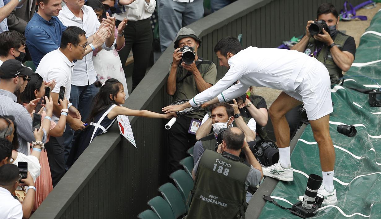 Kemenangan Djokovic di turnamen tenis Wimbledon 2021 ini merupakan kemenangan Grand Slam ketiganya pada tahun ini. Sebelumnya ia telah menyabet gelar Australia Open 2021 dan French Open 2021. (Foto: AP/Pool/Pete Nichols)