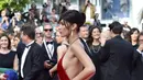 Bella Hadid tampil dengan imej seksi yang sangat melekat pada dirinya. Ia mengenakan gaun merah dengan beberapa potongan pendek ditubuhnya. Gaun merah tersebut berhasil menunjukan lekuk tubuhnya. (AFP/Bintang.com)