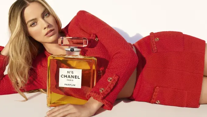 Tampilan Serba Merah Margot Robbie dalam Debutnya Sebagai Wajah Baru Parfum Ikonik Chanel N°5