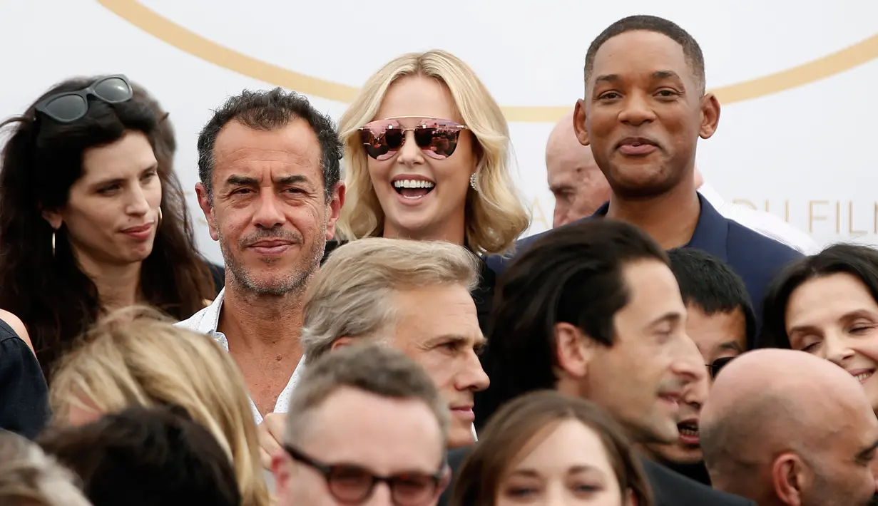 Pemain film dan sutradara berpose saat menghadiri Festival Film Cannes ke-70 di Perancis, Selasa (23/5). Festival Film Cannes diadakan pertama kali tahun 1946 dan sejak itu festival ini diadakan setiap tahunnya pada bulan Mei. (Arthur Mola/Invision/AP)