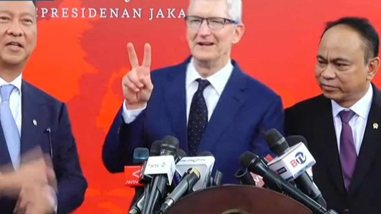 "Saya selalu berpikir tentang hiking dan hal-hal yang benar-benar menenangkan pikiran saya ketika saya berada di sini (di tempat kerja)," ujar Tim Cook seperti dilansir dari CNBC, Rabu (17/4).