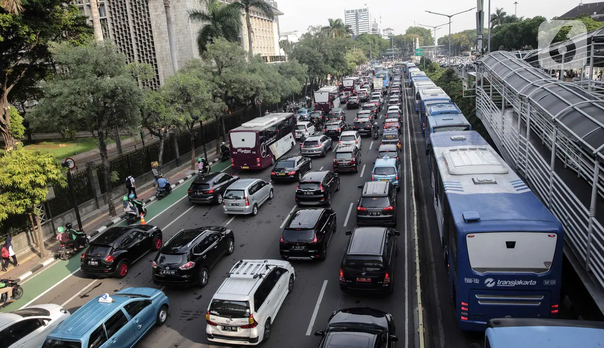 Kendaraan terjebak kemacetan di kawasan Jalan Thamrin dan Merdeka Barat, Jakarta, Senin (2/12/2019). Sejumlah ruas jalan di Jakarta mengalami kemacetan parah akibat aksi reuni 212 di kawasan Monas. (Liputan6.com/Faizal Fanani)