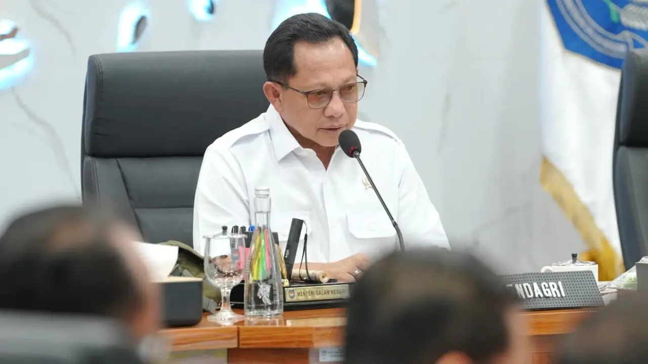Mendagri Tito Karnavian saat rapat perkembangan rehabilitasi dan rekonstruksi terkait fasilitas infrastruktur serta fasilitas UMKM pascabencana alam Sumatera di kantornya, Jakarta.