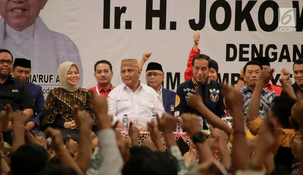 Capres nomor 01 Joko Widodo menghadiri acara silaturahmi dengan relawan dan Tim Kampanye Daerah di Gorontalo, Kamis (28/2). Acara dihadiri para caleg daerah dari partai pendukung pasangan Jokowi-Ma'ruf dan para relawan. (Liputan6.com/Arfandi Ibrahim)