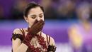 Ekspresi atlet skating asal Rusia, Evgenia Medvedeva saat skornya dikalahkan oleh rekan senegaranya Alina Zagitova di Olimpiade Musim Dingin Pyeongchang 2018 di Ice Arena, Gangneung, Korea Selatan, Jumat (23/2). (AP Foto/Bernat Armangue)