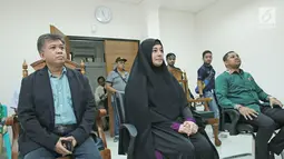 Putri Aisah Aminah didampingi kuasa hukumnya saat berada diruang sidang Pengadilan Agama Jakarta Timur, Rabu (15/11). Dengan putusan tersebut, Ustaz Ahmad Alhabsyi dan Putri Aisah Aminah pun sudah resmi bercerai. (Liputan6.com/Herman Zakharia)