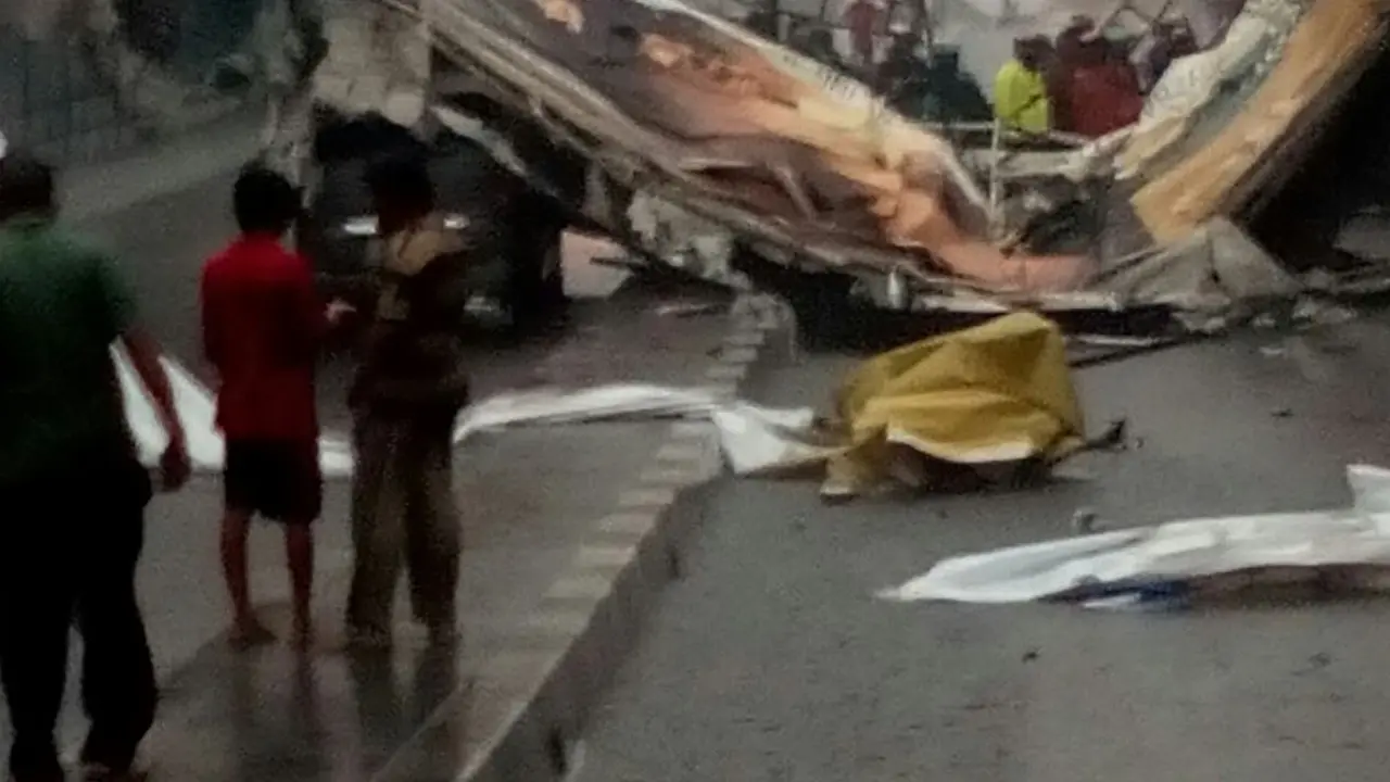 20160924 Hujan Deras, JPO Pasar Minggu Rubuh