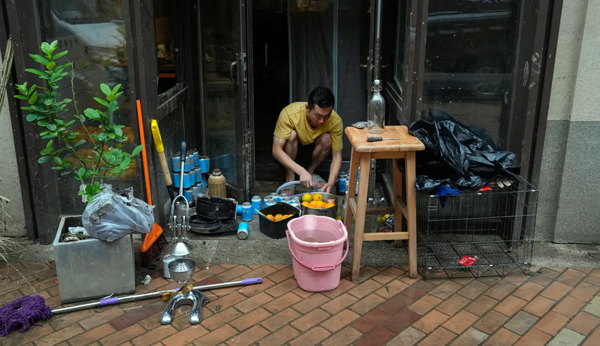 Otoritas berwenang di China telah meluncurkan upaya penyelamatan dan bantuan secara masif sebagai respons atas hujan lebat yang disebabkan oleh topan. (AP Photo/Andy Wong)