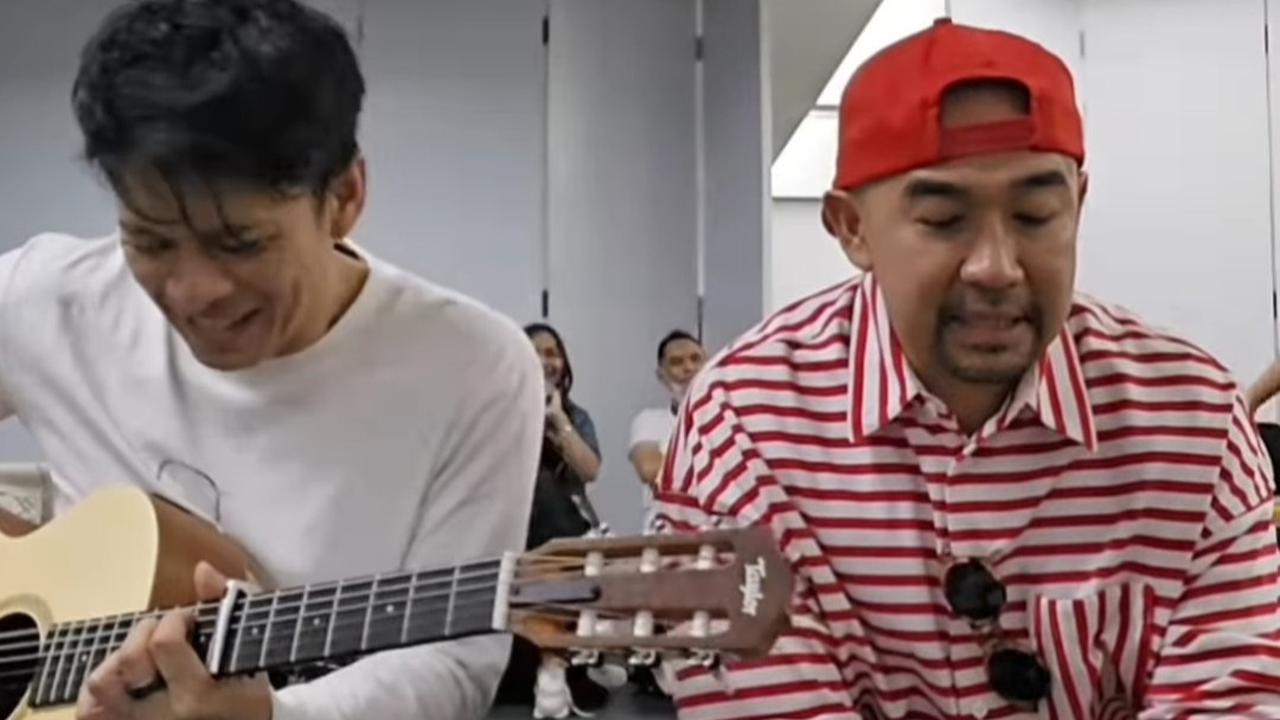 Iwet Ramadhan yang juga hadir di acara tersebut mengunggah potret kebersamaan dengan Ariel di backstage.&nbsp;<br>