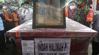 Jenasah Indah Halimah Putri, warga Ogan Ilir Sumsel yang menjadi penumpang Sriwijaya Air SJ-182 dimakamkan di tanah kelahirannya (Liputan6.com / Nefri Inge)