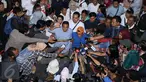 Cagub DKI Jakarta, Anies Baswedan mengangkat tangan jelang menjawab pertanyaan wartawan usai melakukan tatap muka dan tanya jawab dengan pemuda di GOR Jakarta Timur, Rabu (4/1). (Liputan6.com/Helmi Fithriansyah)