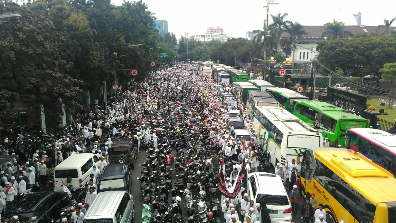 assa dari Masjid Istiqlal berjalan menuju kantor Bareskrim.