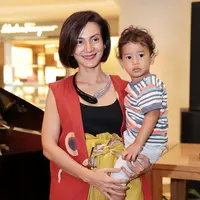 Pemeran di film Cahaya Dari Timur itu mengaku selain menyehatkan juga membuat dirinya menjadi rileks. Ada juga gerakan yang bisa menghindari stress sehari-hari. (Deki Prayoga/Bintang.com)