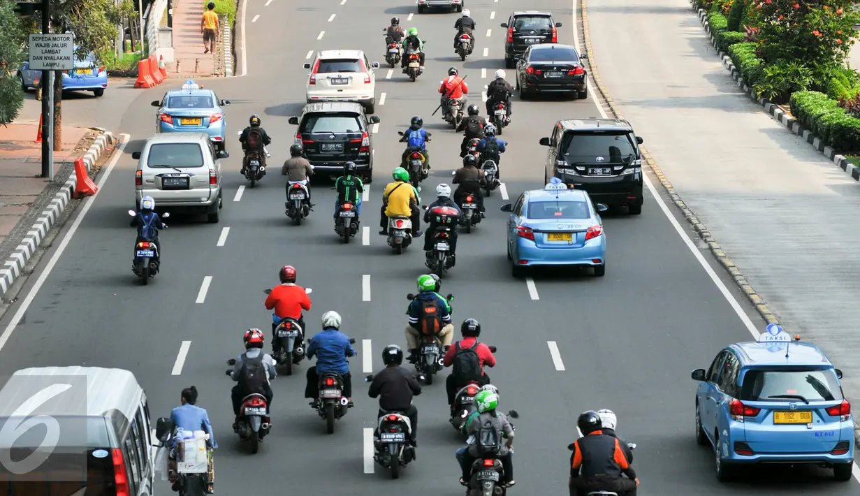 Sepeda motor melintas di jalan Jenderal Sudirman dari arah Bundaran HI, Jakarta, Senin(18/4/2016). Pemprov DKI Jakarta akan menambah cakupan area larangan sepeda motor melintas hingga Jalan Jenderal Sudirman. (Liputan6.com/Yoppy Renato)