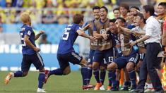 Para pemain dan ofisial Jepang merayakan gol Yuya Osako (2kiri) ke gawang Kolombia pada laga grup H Piala Dunia 2018 di Mordavia Arena, Saransk, Rusia, (19/6/2018). Jepang menang 2-1. (AP/Natacha Pisarenko)