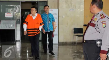 Tersangka Direktur Utama PT Traya Tirta Makassar, Hengky Wijaya berjalan usai menjalani pemeriksaan di gedung KPK, Jakarta, Jum'at (31/7/2015). Hengky diperiksa terkait dugaan korupsi kerja sama di PDAM Makassar. (Liputan6.com/Helmi Afandi)