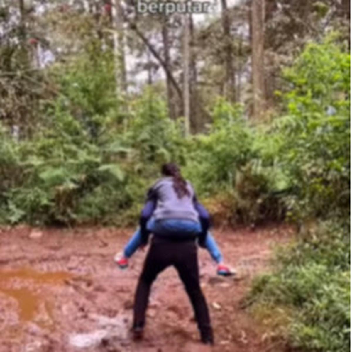 Mobil Pensiunan Komjen Polri Nyangkut saat Off Road, Terpaksa Jalan Kaki Gendong Cucu Nyaris Terpeleset