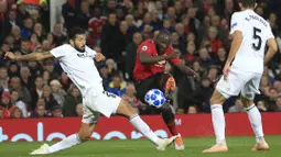 Striker Manchester United, Romelu Lukaku, melepaskan tendangan ke gawang Valencia pada laga Liga Champions di Stadion Old Trafford, Selasa (2/10/2018). Manchester United ditahan 0-0 oleh Valencia. (AP/Jon Super)