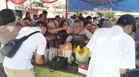 Ratusan warga yang didominasi emak-emak rela antri berdesak-desakan membeli barang murah dalam operasi pasar murah menjelang ramadan 1444 H di Mapolres Tasikmalaya. (Liputan6.com/Jayadi Supriadin)