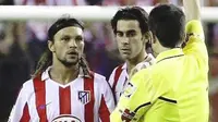 Disaksikan rekannya Tiago Mendes (kanan), bek Atletico Madrid Tomas Ujfalusi terkejut melihat keputusan wasit Fernandez Borbalan yang memberinya kartu merah di laga lawan Barcelona di Vicente Calderon, 19 September 2010. Atletico kalah 1-2.